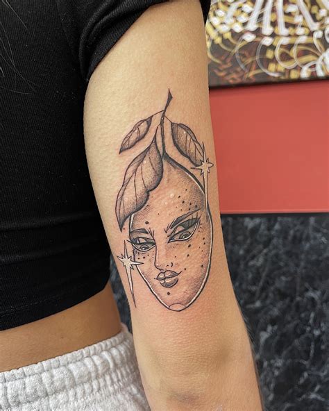 Cheeky lemon lady from our lovely apprentice eilidhentattoos 🍋 Eilidh