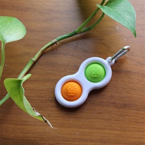 Fat Brain Toys Simpl Dimpl keychain with two bubbles – Dinoo