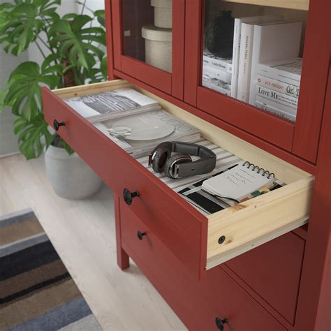 HEMNES шкаф-витрина с 3 ящиками красная морилка/светло-коричневая ...