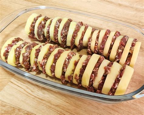 Bereiten Sie die Kartoffeln mit Hackfleisch schichtweise zu, das ist so