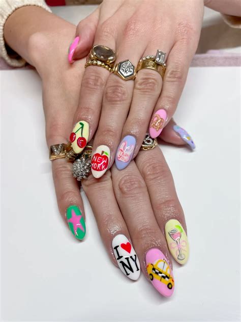 NYC NYFW nails 🍎🍸⭐️🥨🎀 in 2025 | Nyc nails, Ny nails, Retro nails