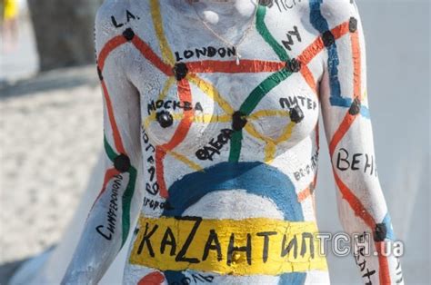 Голи момичета танцуват на плаж в Крим