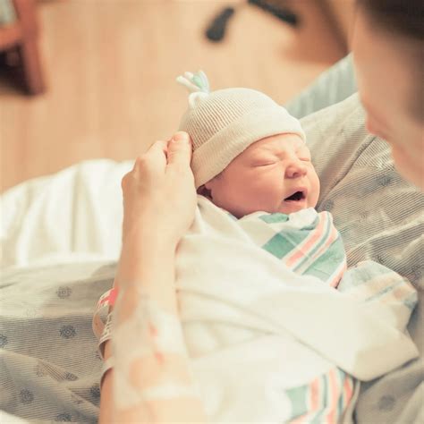 Baby statt Blähungen: Frau wird fast unbemerkt Mutter | COSMOPOLITAN