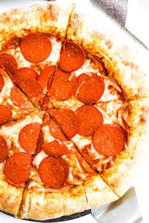 12 Vegan Pizza Ideas (Recipes for a Plant-Based Pizza Party!)
