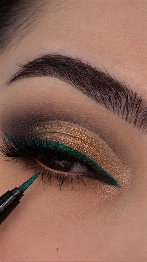 Green Eyeliner Eye Makeup Look | Eyeliner verde, Trucco