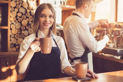O Que É Barista Profissional - Barista profissional. jovem mulher e homem de aventais, trabalhando no ...