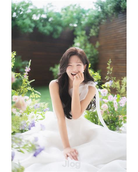 제이로그스튜디오 | JLOG NEW GUIDE BOOK '제이로그는 편안한 배경 속에 녹아든 감성적인 인물 중심 사진을