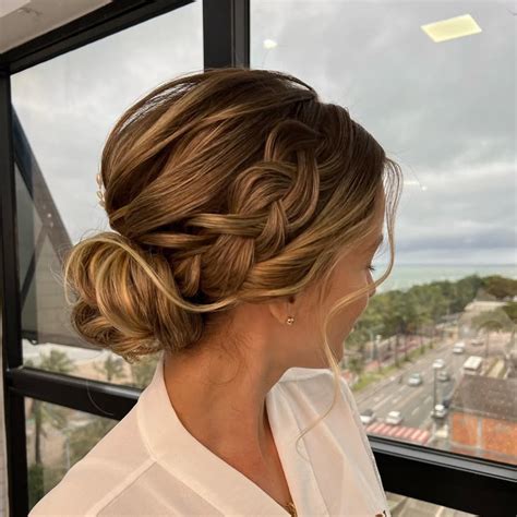 Coque Baixo Chique - Coque baixo com trança | Wedding hair up, Hair makeup, Hair inspiration