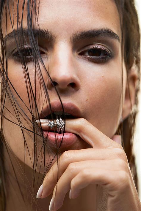 Emily Ratajkowski, women, model, brunette, dark hair, face, finger in