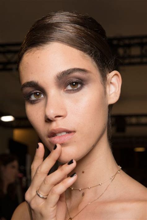 Armani Prive | Elite model look, Vernis beige, Manucure