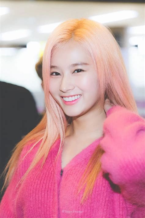 191026 TWICE Sana at Gimpo International Airport | kpopping