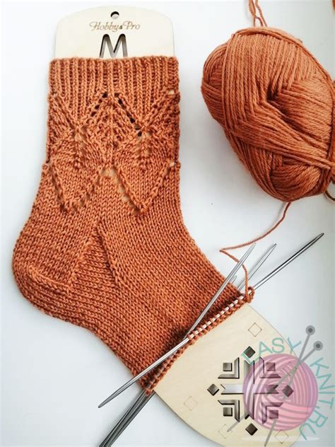 Носки спицами с узором из скрещенных петель | EasyKnit.ru | Связанные ...