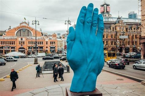 В Киеве на месте памятника Ленину установили гигантскую синюю руку