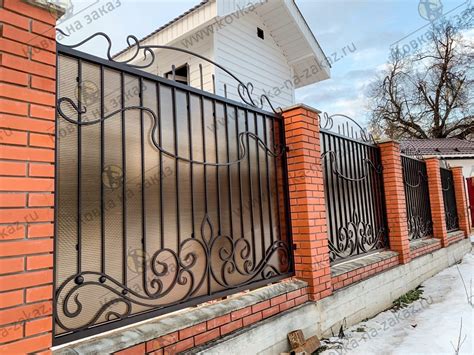 Заборы для частного дома с кирпичными столбами - 96 фото
