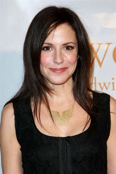 Download Mary-Louise Parker posing for a stunning photoshoot Wallpaper