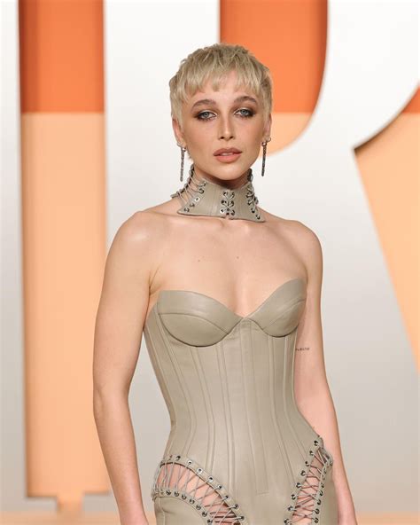 emma chamberlain updates | Emma Chamberlain looks breathtaking at the