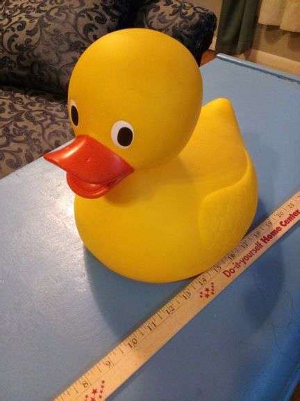 Giant rubber ducky, yellow - Lil Dusty Online Auctions - All Estate ...