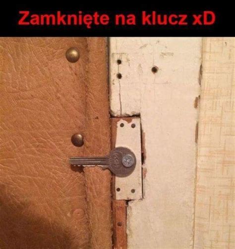 an old door with a key on it and the words in russian are written below