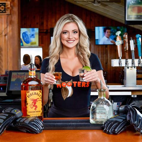 Hot shots : r/Hooters_Girls