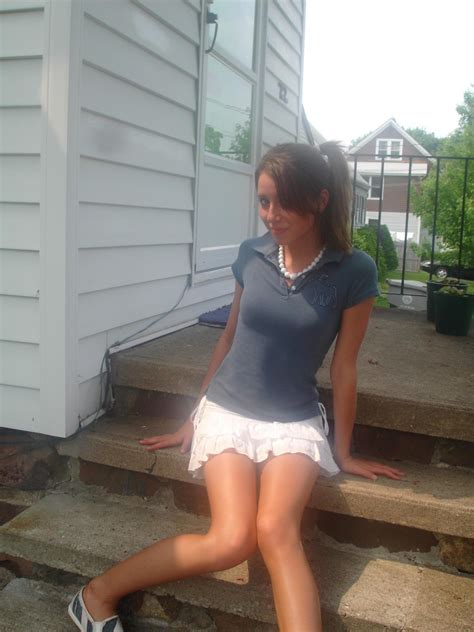 Cutie sitting on the steps : PrettyGirls