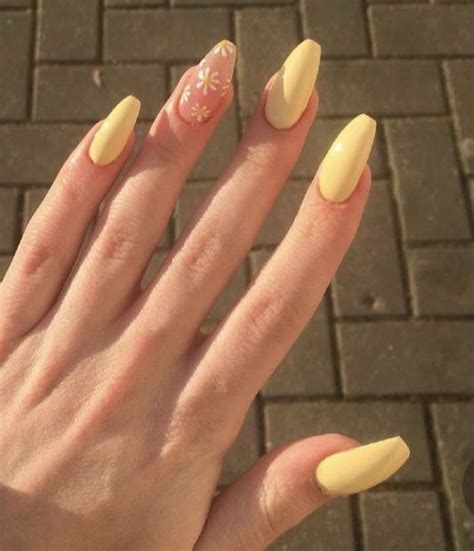 Пастельный желтый маникюр с ромашками | Gel manicure nails, Wow nails ...