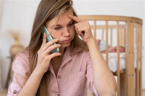 Крупным планом на усталую маму, заботящуюся о новорожденном ребенке ...