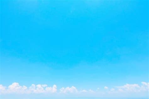 fondo de cielo despejado, con nubes flotando en la parte inferior de la