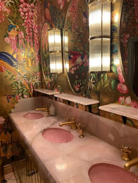 Corner Bathtub for Luxurious Bathroom