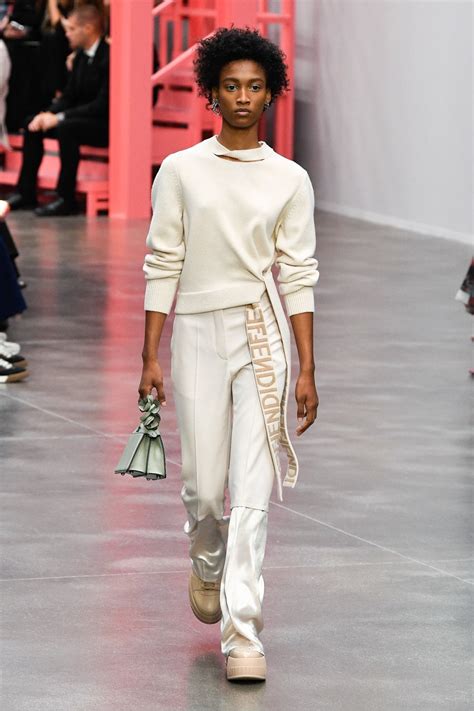 Fendi alle sfilate di Milano presenta la collezione primavera estate ...