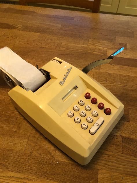 Se produkter som liknar Mekanisk räknemaskin med rems.. på Tradera ...