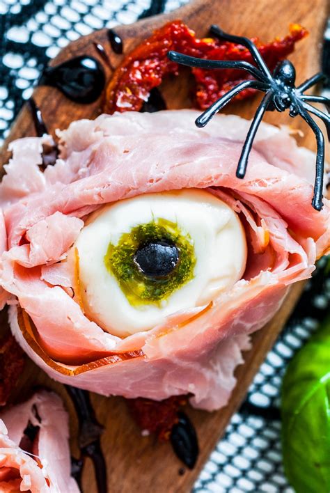 MOZZARELLA EYEBALL HALLOWEEN APPETIZER + WonkyWonderful