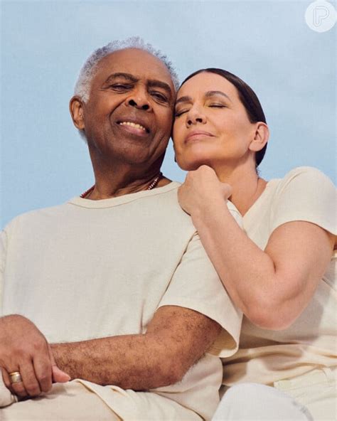 Quem É A Esposa De Gilberto Gil - Foto: Gilberto Gil posa abraçado à mulher, Flora Gil - Purepeople