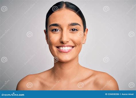 Acercamiento De Una Joven Hermosa Mujer Con Piel Clara Y Pura Foto de
