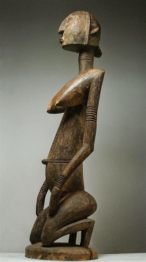 Sala de Aula: Esculturas e máscaras africanas