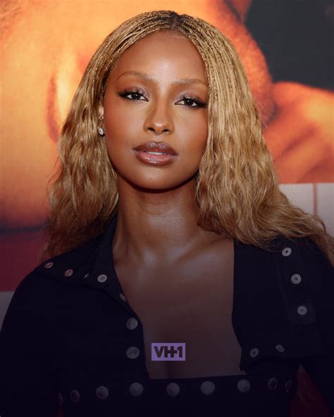VH1 - Expect the unexpected as the holiday surprises keep on coming! 👀🎁