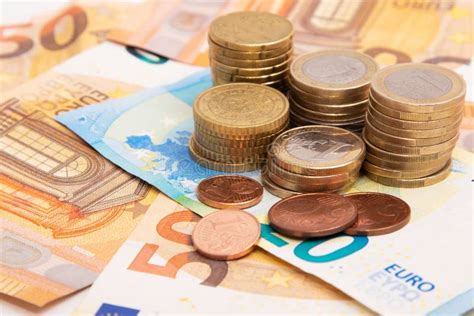 billetes  monedas en efectivo imagen de archivo imagen de moneda