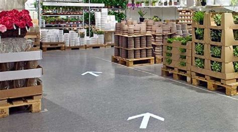 Шутник переклеил стрелки в IKEA и вызвал панику среди заблудившихся ...