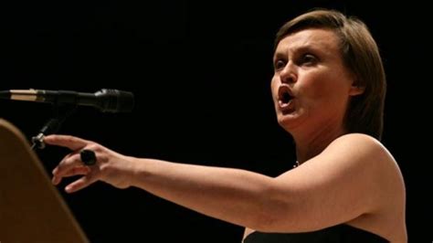 Бежанци пребиха оперната ни икона Веселина Кацарова