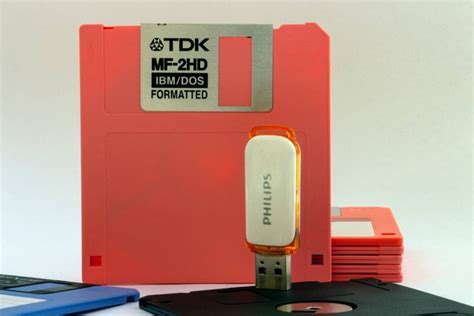 Pengertian Floppy Disc dan Cara Kerjanya untuk Menyimpan Data ...