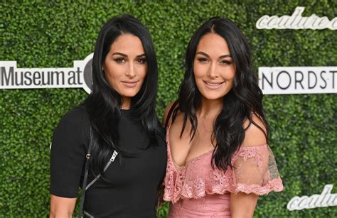Las gemelas Nikki y Brie Bella posan desnudas a un mes de convertirse