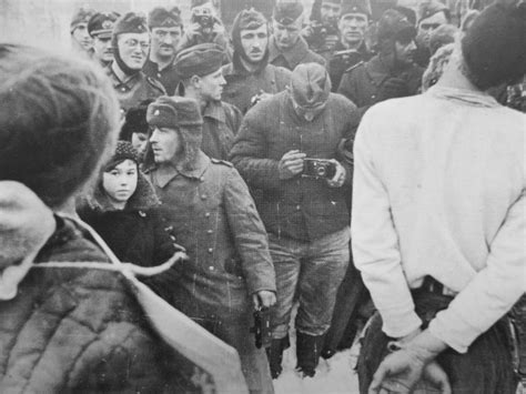 Немецкие солдаты фотографируют советских партизан, казненных в Орле ...