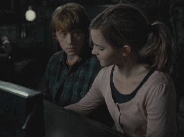Ron And Hermione Gif Ron Hermione Kiss GIFs | Tenor