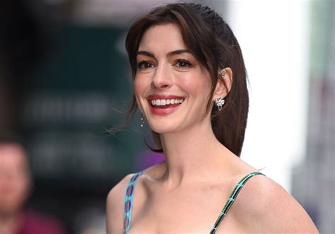 Anne Hathaway porte la combinaison la plus colorée de la saison - Elle