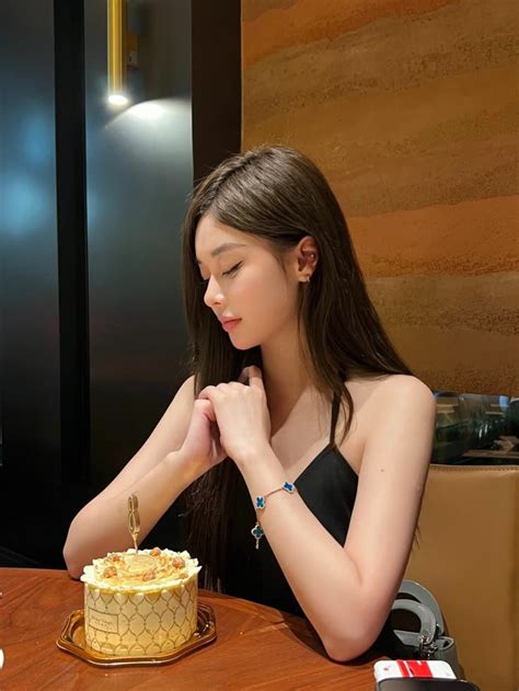 Pin di Aesthetic | Orang cantik, Wanita, Kecantikan