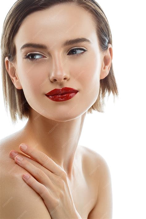 Labios rojos brillantes femeninos rubios que miran la cámara sonriendo