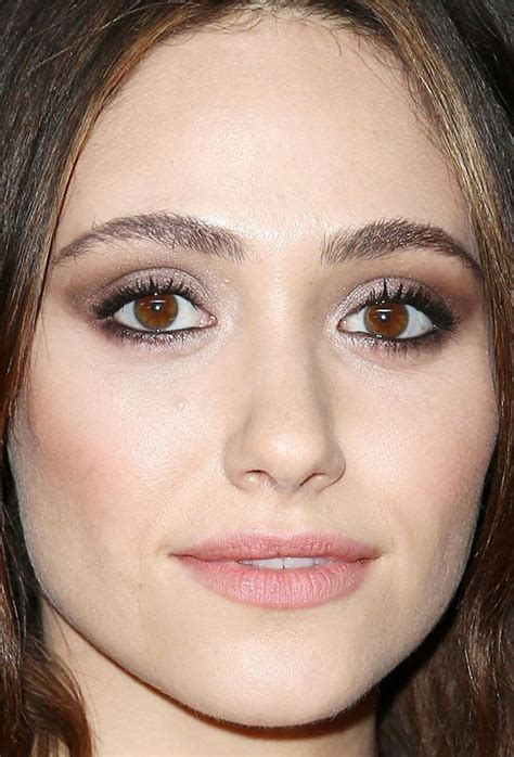 Close-up of Emmy Rossum at the 2017 premiere of 'SMILF.' | Makeup, Emmy ...