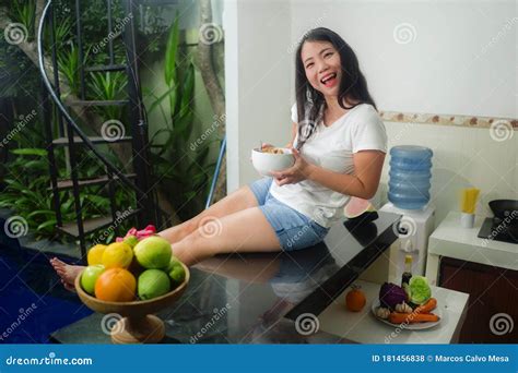 Comendo A Coreana Gostosa - Jovem E Doce Asiática Comendo Saudável, Bonita E Feliz Menina Coreana ...