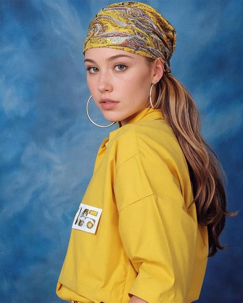 Sasha Emiri 🌻 | AI says this is what I would have looked like in a 90s