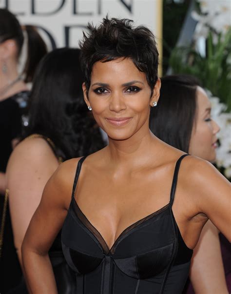 Halle Berry ya no es así: a los 56 años sin bikini saliendo de la ducha
