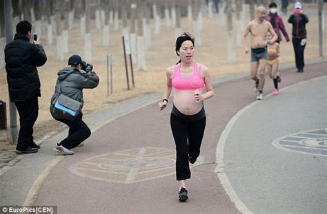Беременная китаянка на ежегодном полуголом марафоне Undie Run
